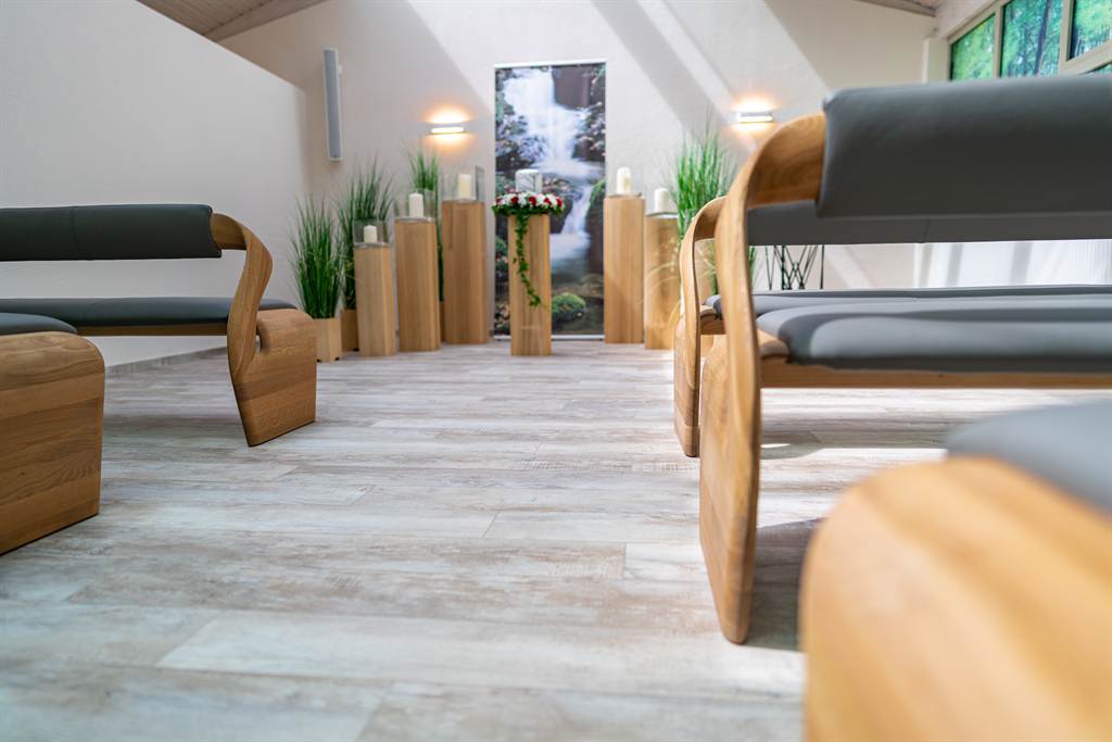 Blick durch den Abschiedsraum zum Blumenschmuck