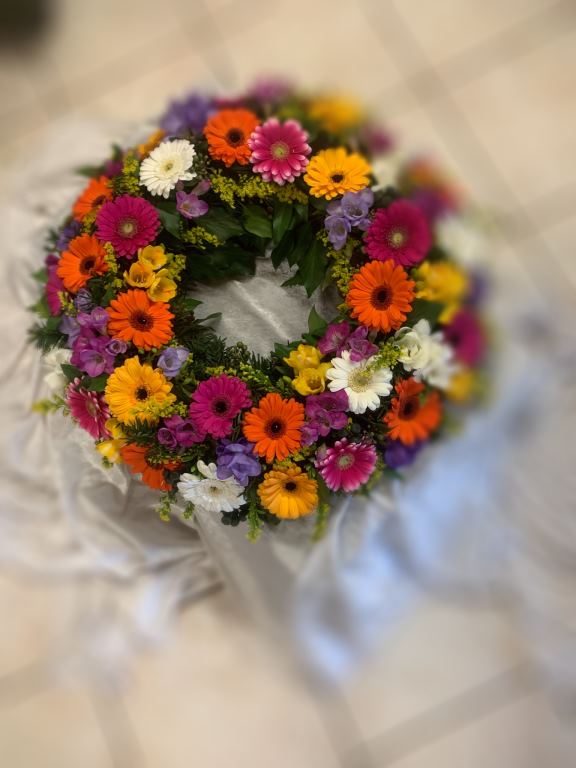 Bunter Trauerkranz mit Gerbera