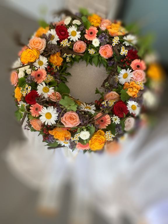 Kranz aus Rosen und Margeriten