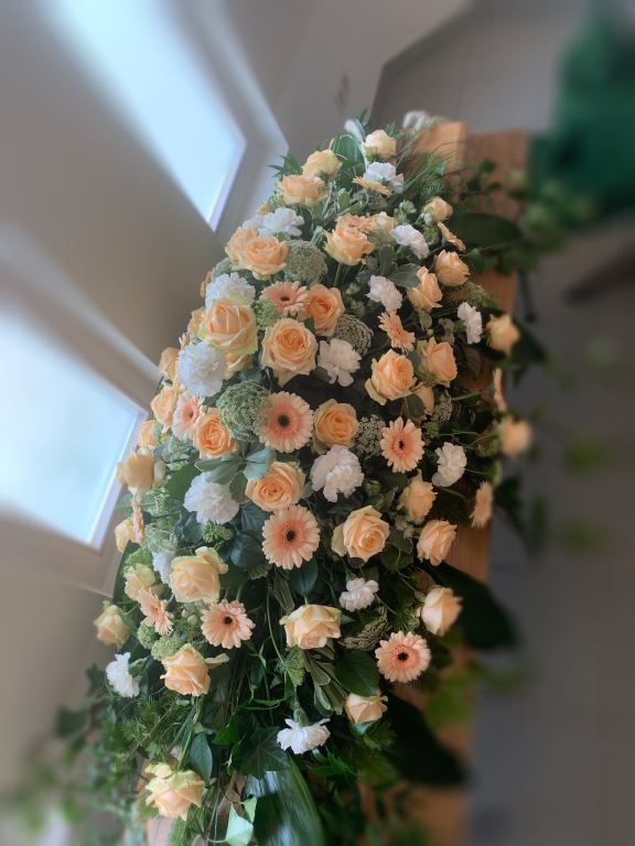 Sargbukett mit lachsfarbenen Rosen und Gerbera