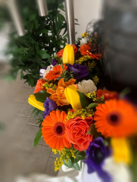 Strauß mit orangefarbenen Gerbera und gelben Lilien